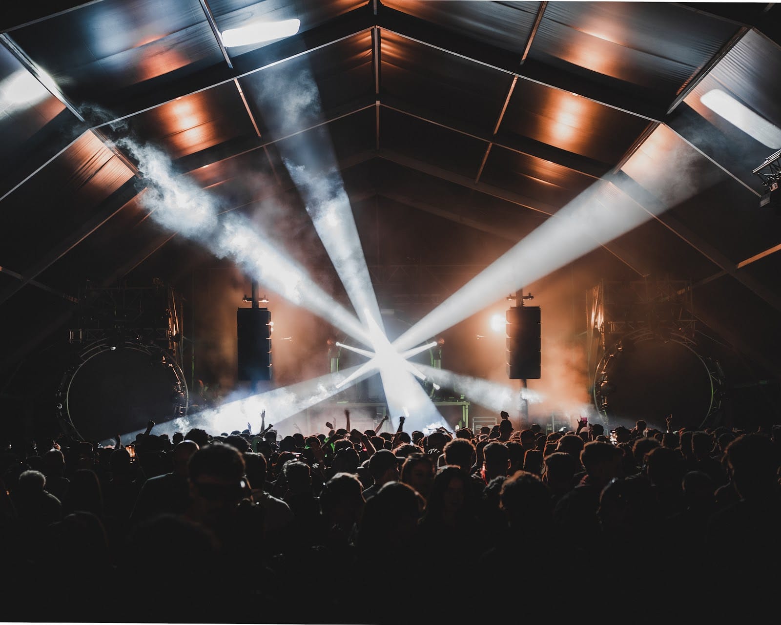 Covered concert space at Málaga Forum with audience, stage lighting and smoke effects
