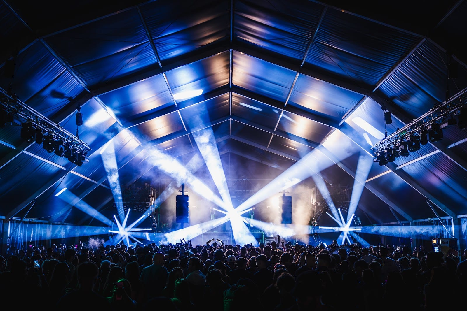 Covered event space at Málaga Forum with stage lighting, smoke effects and audience