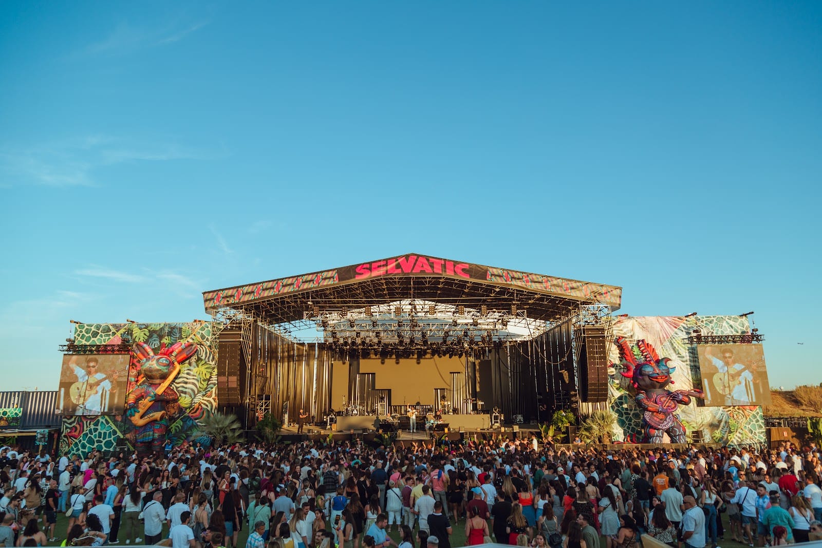 Main stage at Málaga Forum with large outdoor crowd and open-air event setup